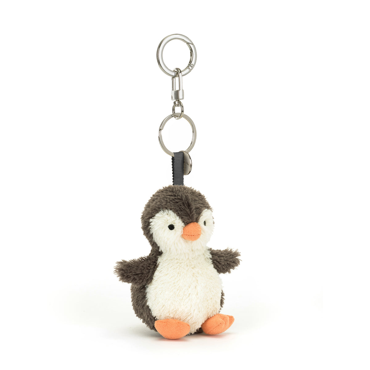 Jellycat Peanut Penguin Key Chain – flauschiger Pinguin mit weißem Bauch, orangefarbenem Schnabel und Füßchen sowie Metallring zur Befestigung an Taschen und Schlüsseln, von vorne.