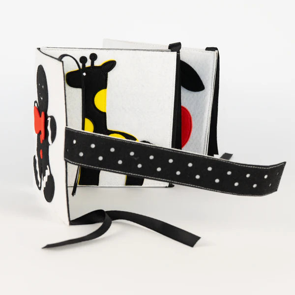 Baby Faltbuch Farbfunken schwarz weiß mit Farbakzenten aus Filz Jolly Designs