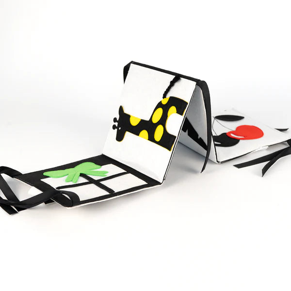 Baby Faltbuch Farbfunken schwarz weiß mit Farbakzenten aus Filz Jolly Designs