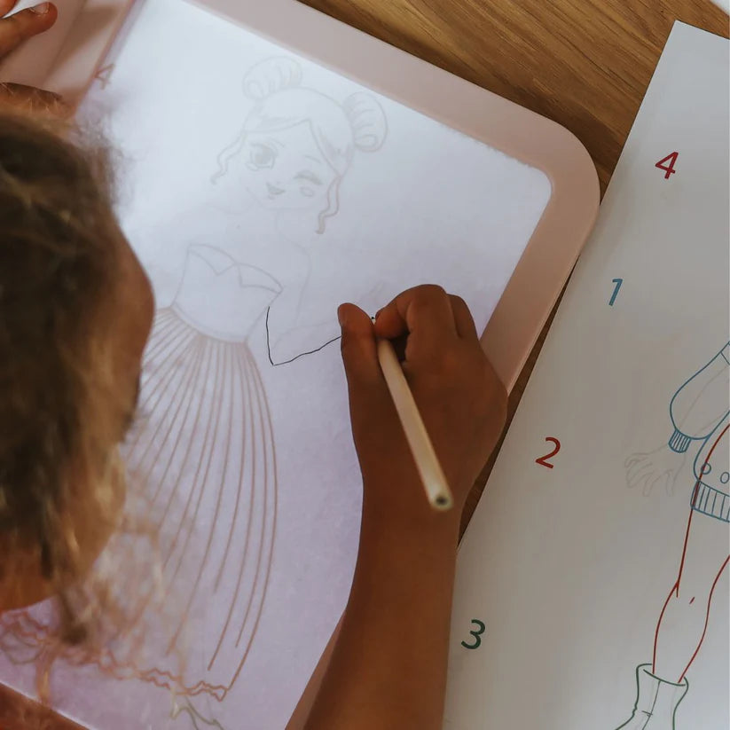KIDIDRAW-PRO Leuchtende Designtafel Rosa – LED-Zeichenboard für Kinder zum Malen, Nachzeichnen und Modedesign