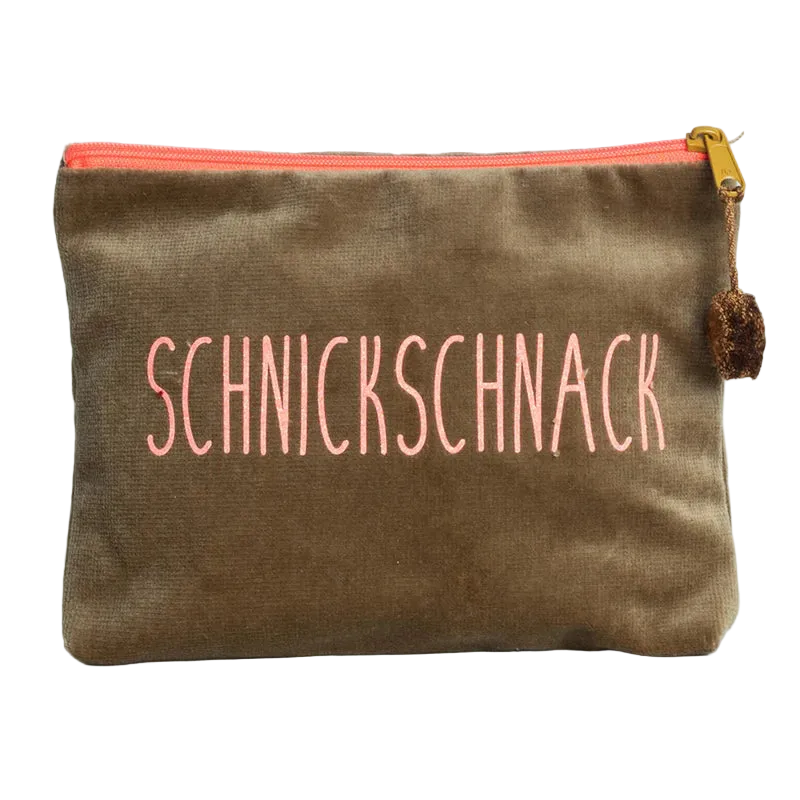 Kosmetiktasche aus hellbraunem Samt mit Neon-Orangenem Schriftzug "Schnickschnack" von Frau Heidelberg