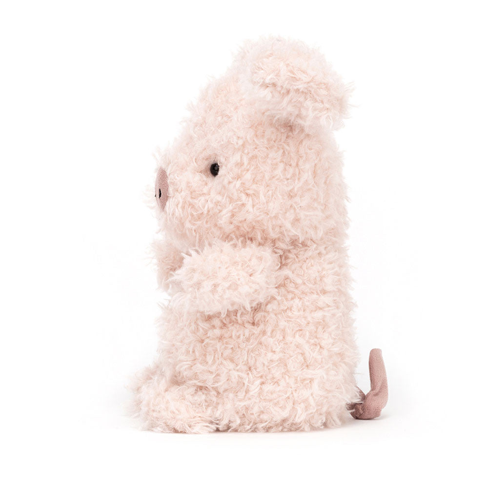 Seitenansicht: Jellycat Little Pig – sitzendes rosa Schweinchen-Kuscheltier mit kleinen Ferkelfüßchen, Ringelschwänzchen und zierlichem Rüssel.