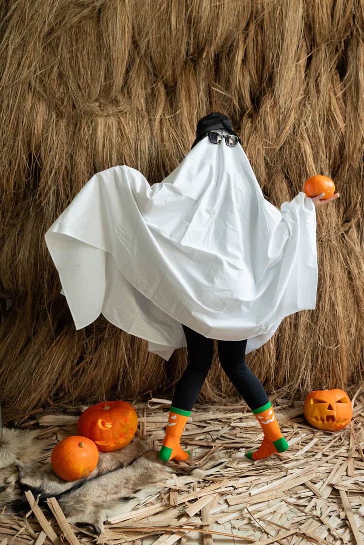 Halloween Kindersocken von My Day My Dream. Das Gesicht des Kürbisses leuchtet im Dunkeln.