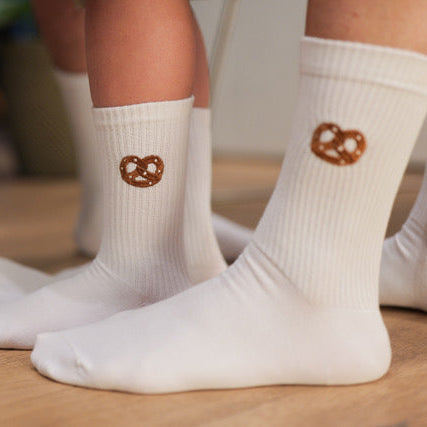 Weiße Socken für Babys und Kinder von My Day My Dream. Mit aufgestickter Brezel.