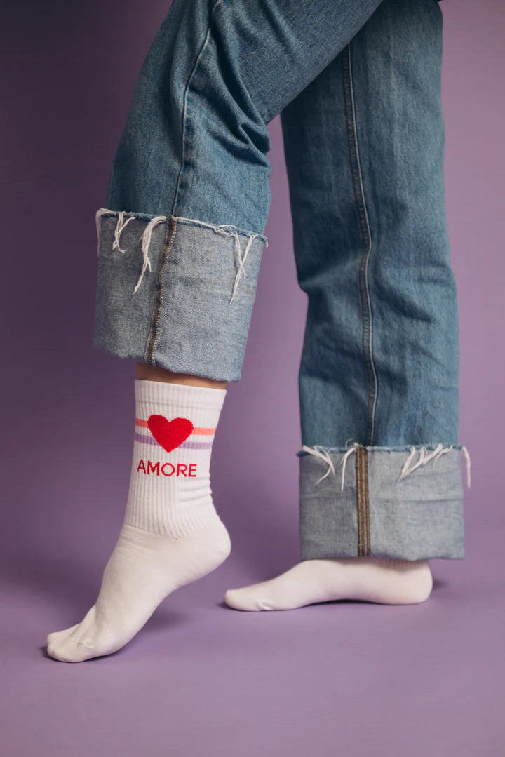 Socken von My Day My Dream. Mit der Aufschrift AMORE und einem großen roten Herz.