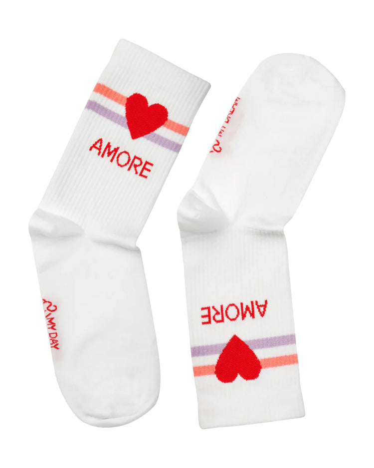 Socken von My Day My Dream. Mit der Aufschrift AMORE und einem großen roten Herz.