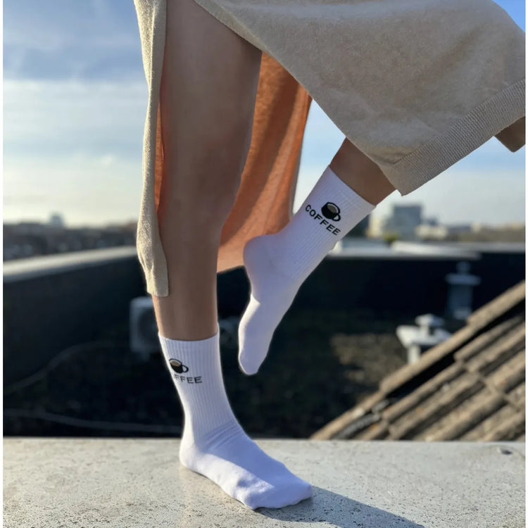Socken von My Day My Dream. Mit der Aufschrift COFFEE und einer Tasse mit Kaffee gefüllt.