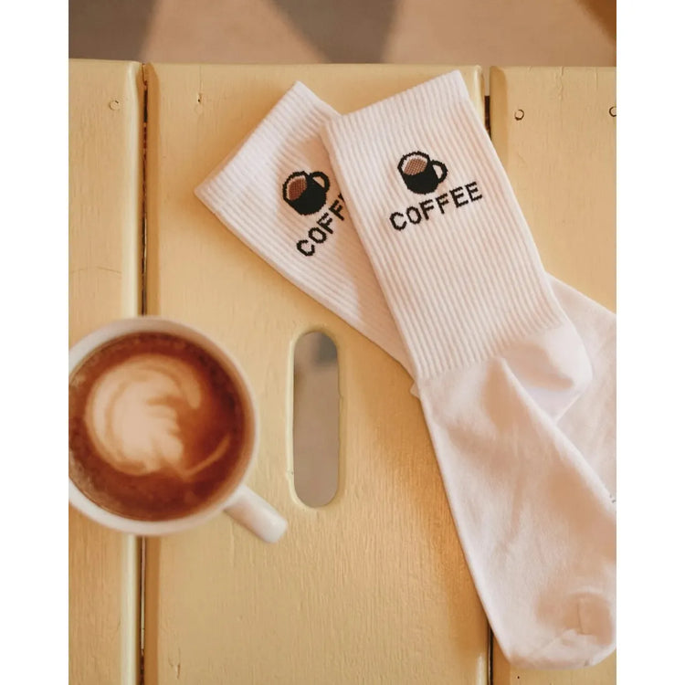 Socken von My Day My Dream. Mit der Aufschrift COFFEE und einer Tasse mit Kaffee gefüllt.