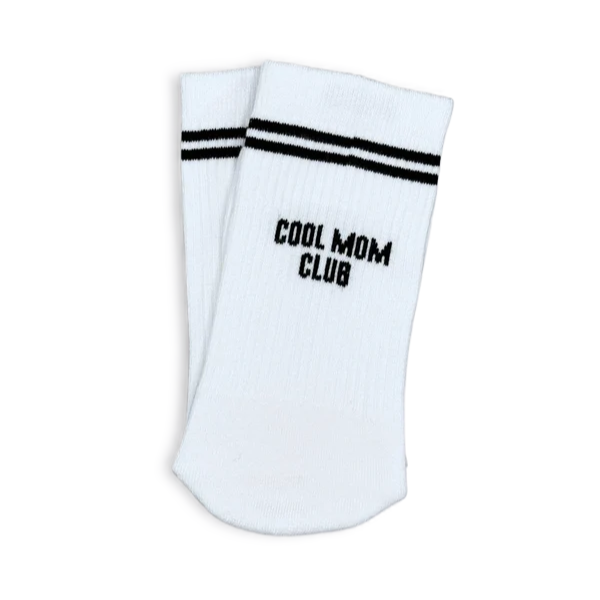 Weiße Damensocken COOL MOM CLUB von NBDC mit schwarzem Schriftzug und Retro-Streifen