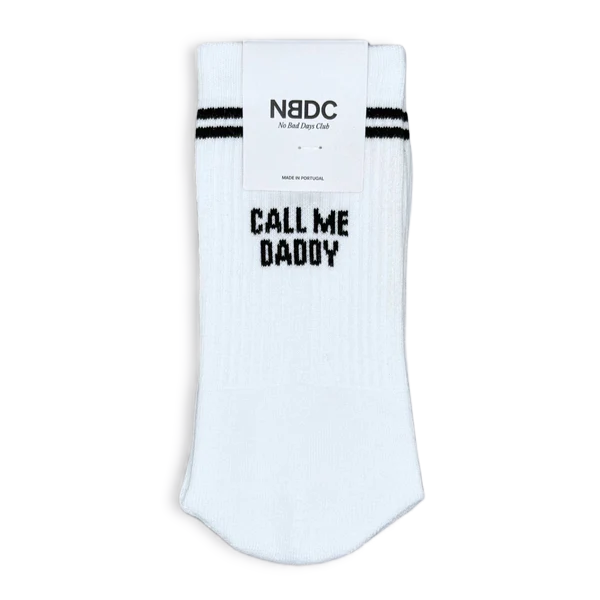 Weiße Herrensocken CALL ME DADDY von NBDC mit schwarzem Schriftzug und Retro-Streifen