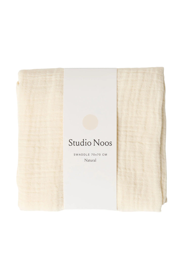 Swaddles von Studio Noos. Super weiches Stilltuch, Pucktuch oder Wickelunterlage aus Biobaumwolle.