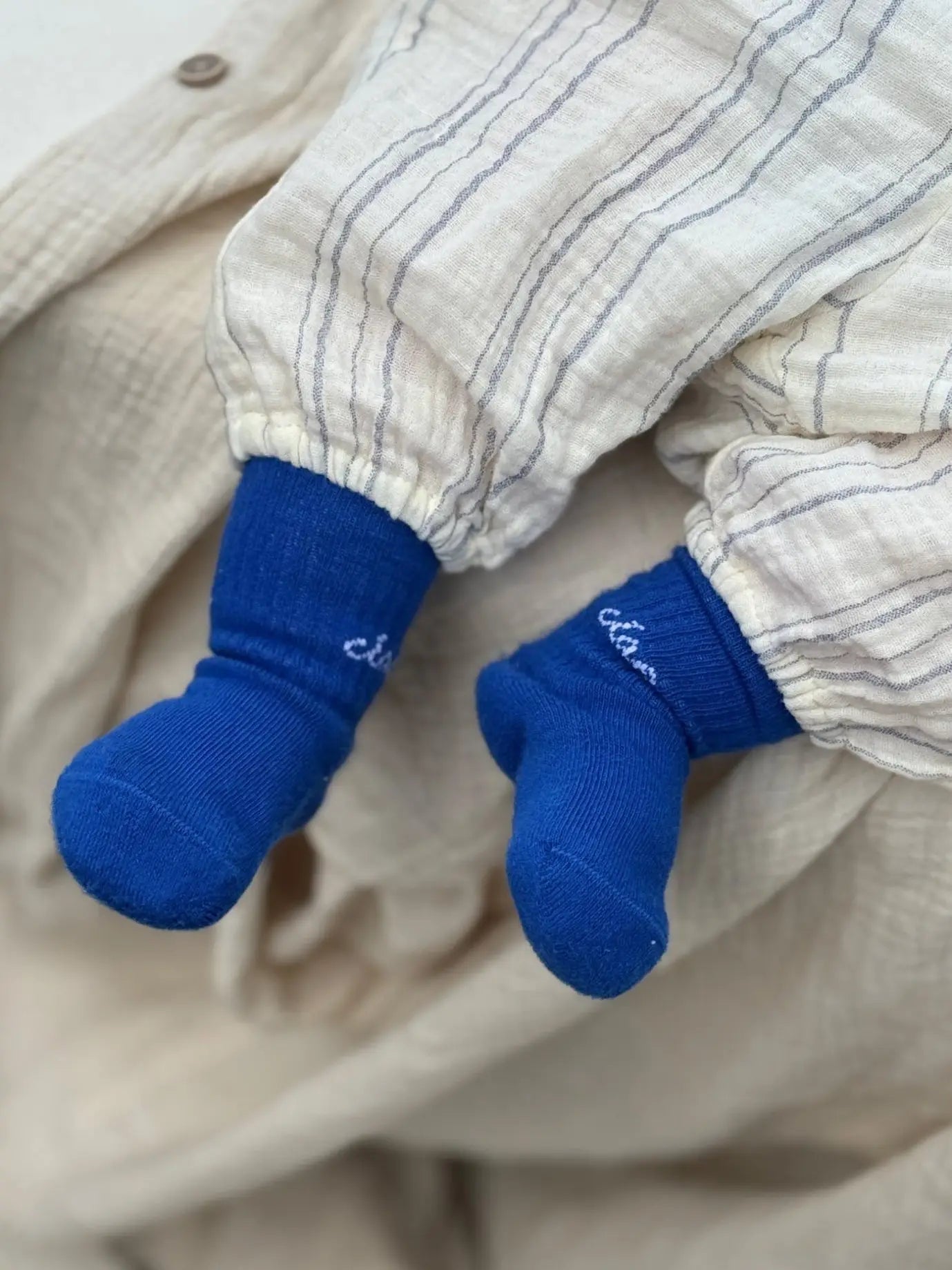 Babysocken "Ciao" von No Bad Days Club in Blau, 0-1 Jahre, süßes Geschenk zur Geburt und für die Erstausstattung.