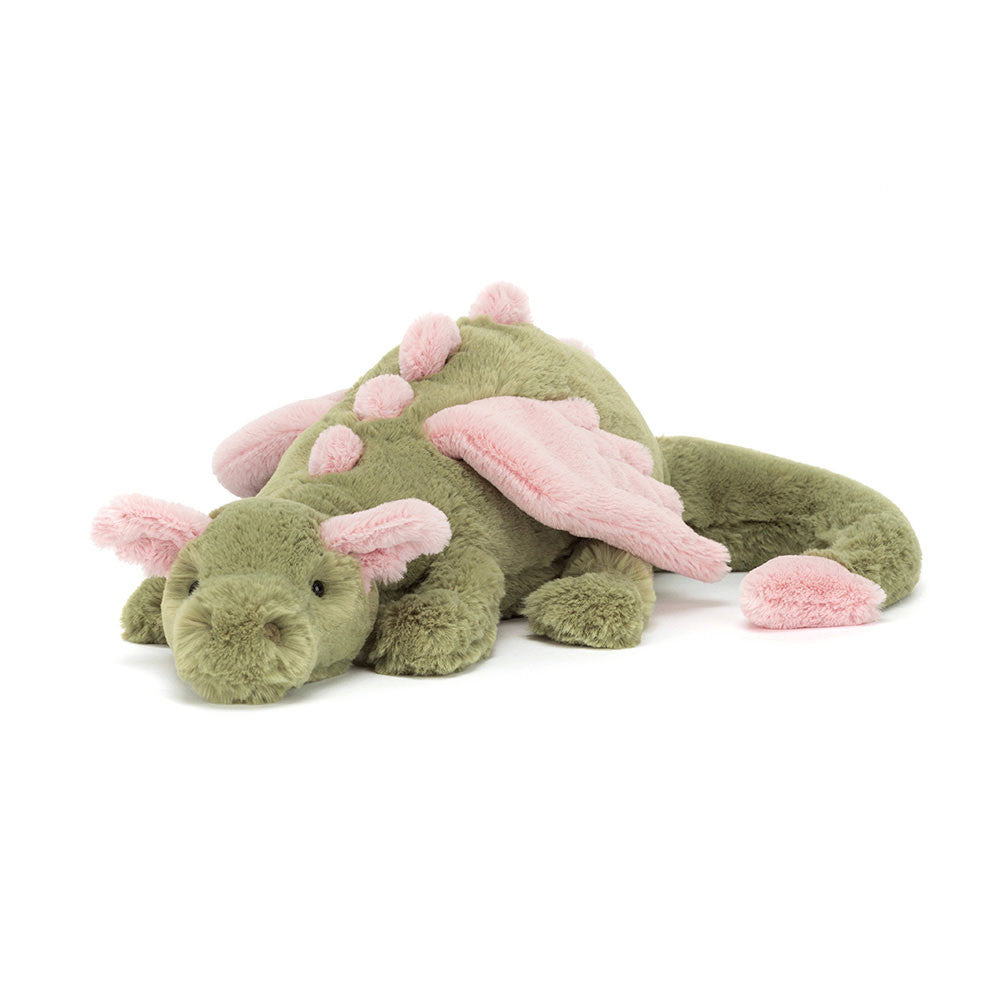 Vorderansicht: Jellycat Malachy Dragon grüner Plüschdrache mit rosa Details, liegt kuschelig auf seinen Vorderpfoten