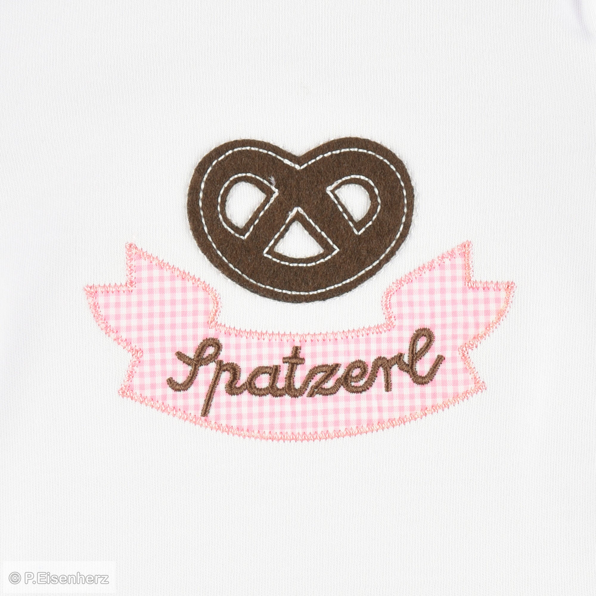 Babybody im Trachtenlook mit Brezel-Applikation und Stickerei „Spatzerl“ auf rosa Vichykaro, Babytracht von P. Eisenherz