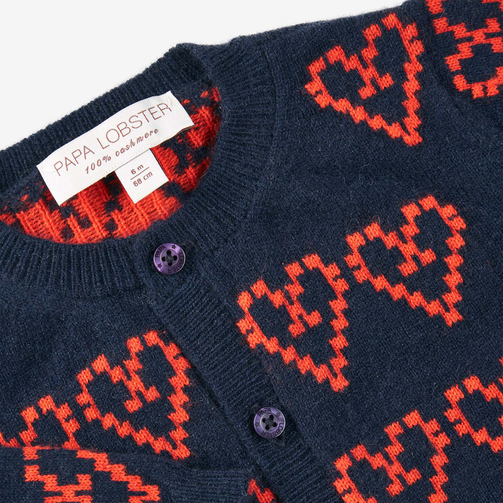 Detailansicht Baby Cardigan LITTLE HEARTLINE von PAPA LOBSTER mit feiner Herz-Outline-Intarsie aus Kaschmir