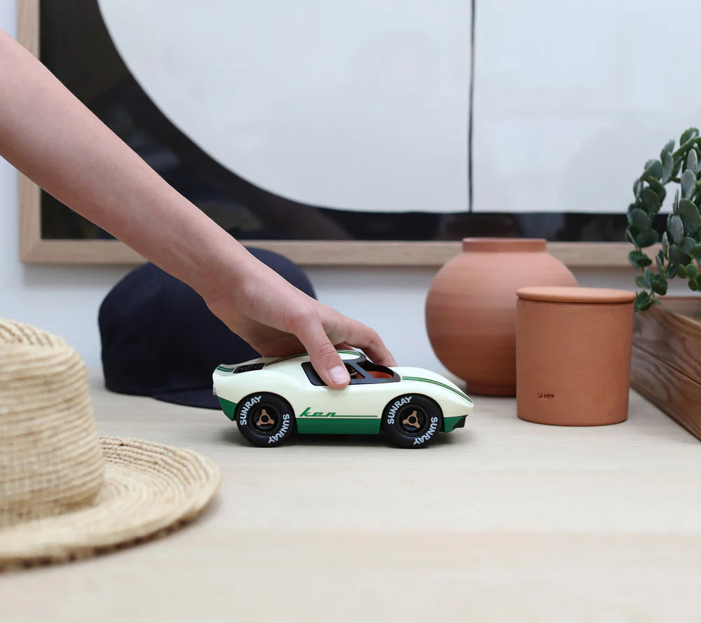 Playforever Ken Cline Rennwagen – cremeweißes Spielzeugauto mit grünen Rallye-Streifen, schönes Geschenk für Kinder