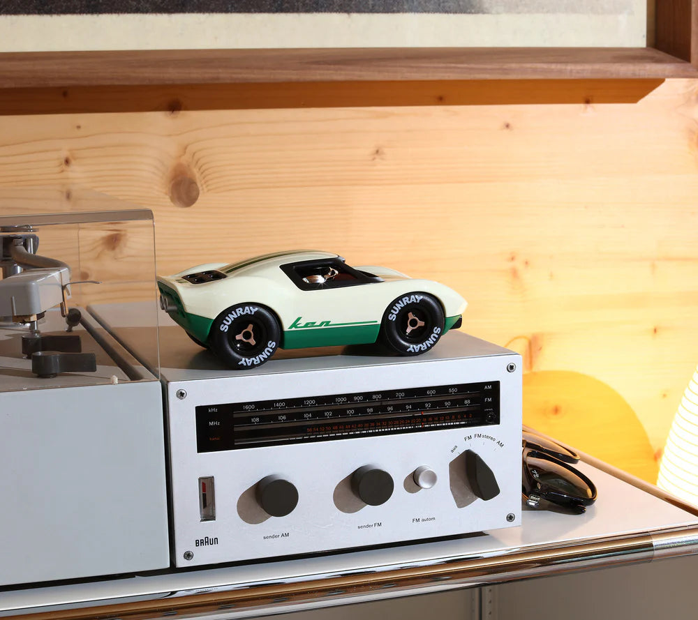 Playforever Ken Cline Rennwagen – cremeweißes Spielzeugauto mit grünen Rallye-Streifen, schönes Geschenk für Kinder