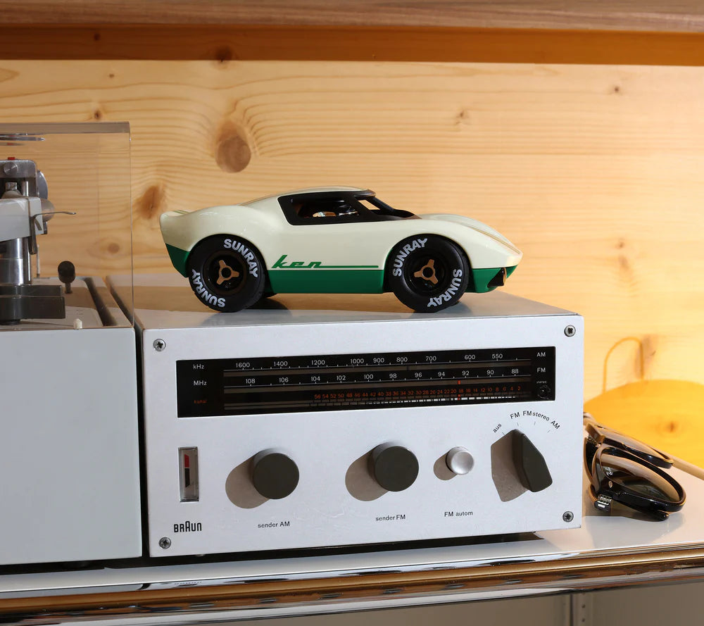 Playforever Ken Cline Rennwagen – cremeweißes Spielzeugauto mit grünen Rallye-Streifen, schönes Geschenk für Kinder