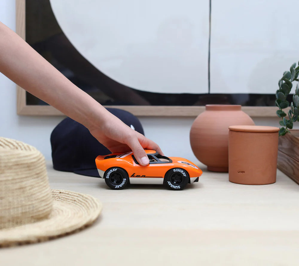 Playforever Ken Gibson Spielzeugauto in knalligem Orange, Retro-Rennwagen für Kinder und Designobjekt fürs Kinderzimmer