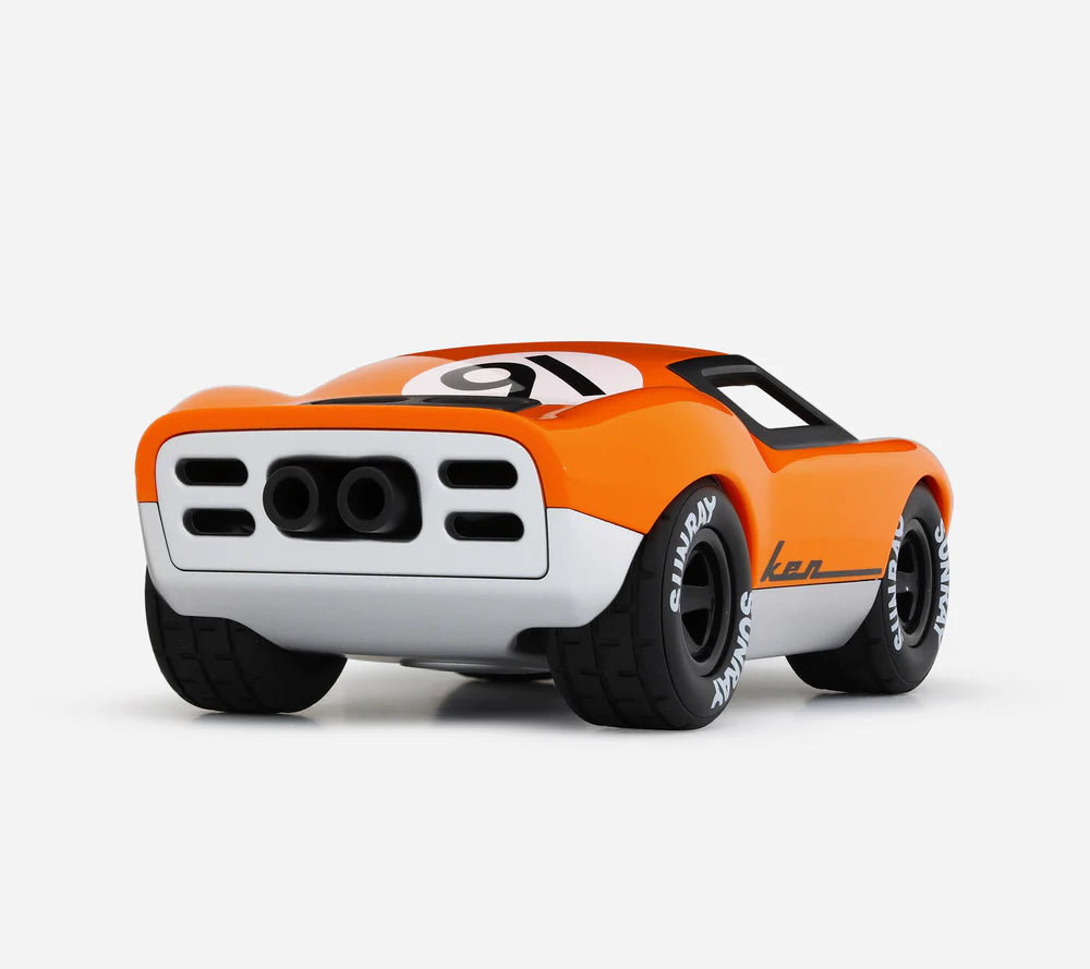 Playforever Ken Gibson Spielzeugauto in knalligem Orange, Retro-Rennwagen für Kinder und Designobjekt fürs Kinderzimmer