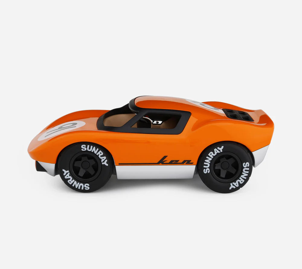 Playforever Ken Gibson Spielzeugauto in knalligem Orange, Retro-Rennwagen für Kinder und Designobjekt fürs Kinderzimmer