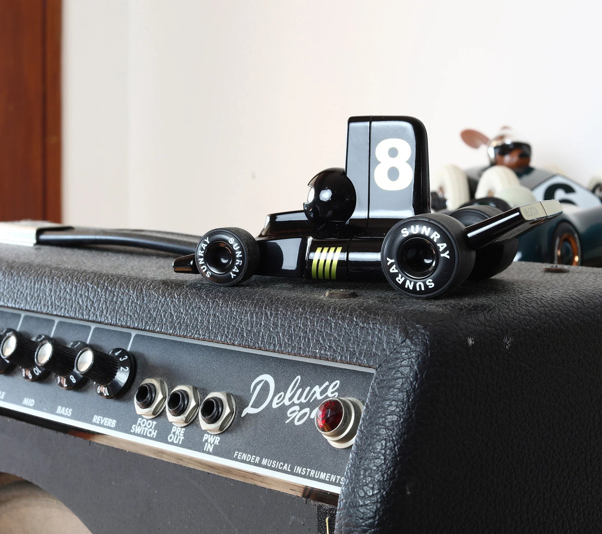 Schwarzes Velocita Emilio Kinder-Spielauto mit goldener Startnummer 8, Geschenk für Jungen und Deko fürs Kinderzimmer