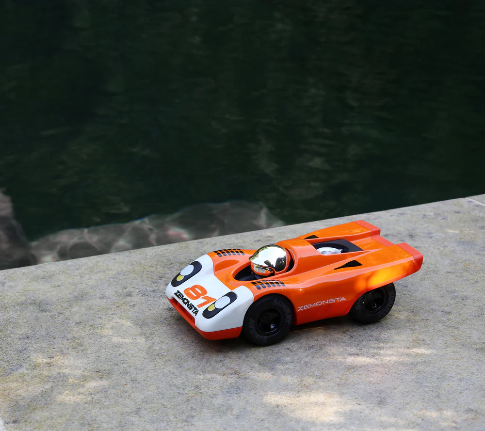 Playforever Zemonsta Egon Rennwagen in Orange mit Nummer 81, robustes Designauto für Kinder bei Nica’s Cosmos