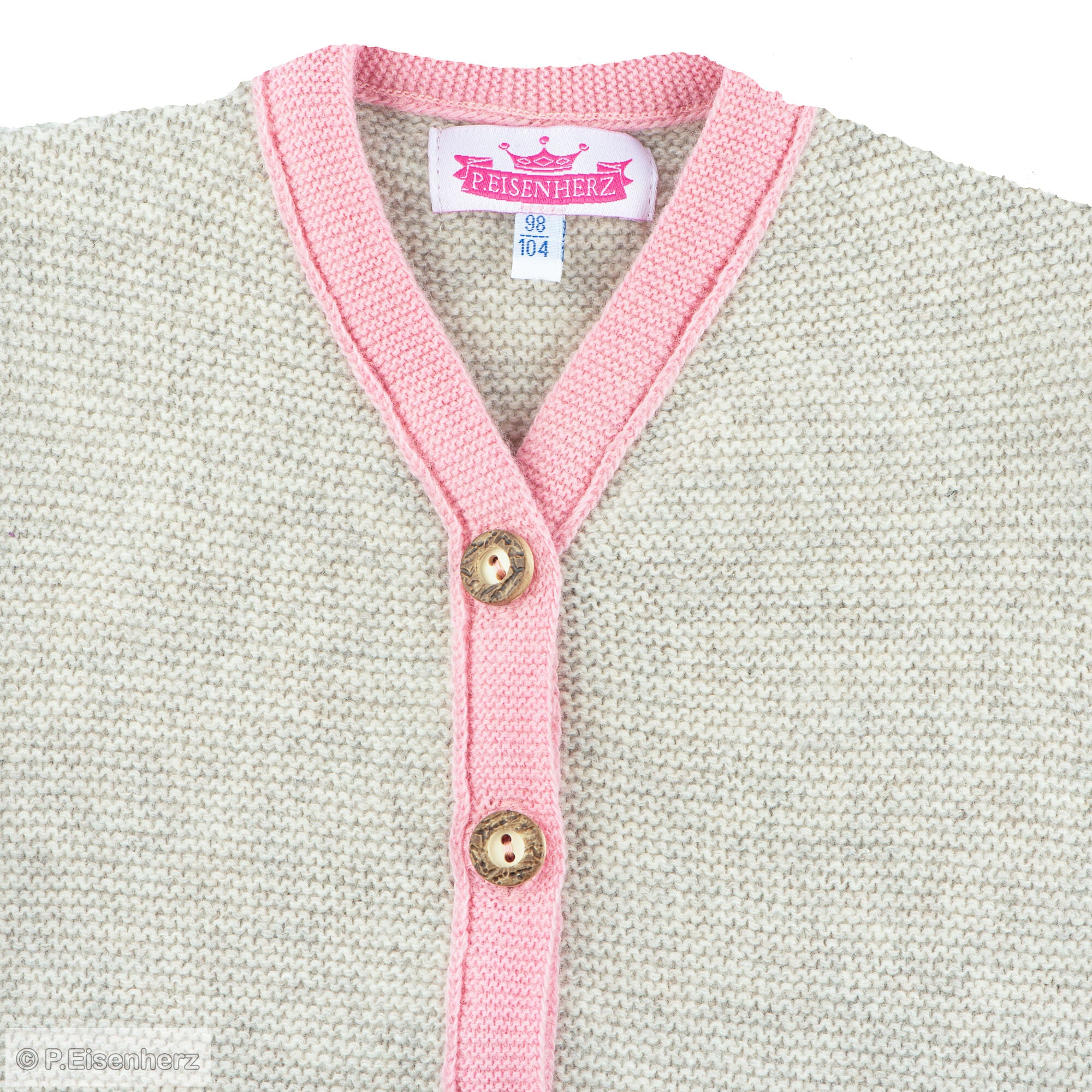 Detailansicht der Mädchen Trachtenstrickjacke für Babys in Beige und Rosa mit Holzknöpfen