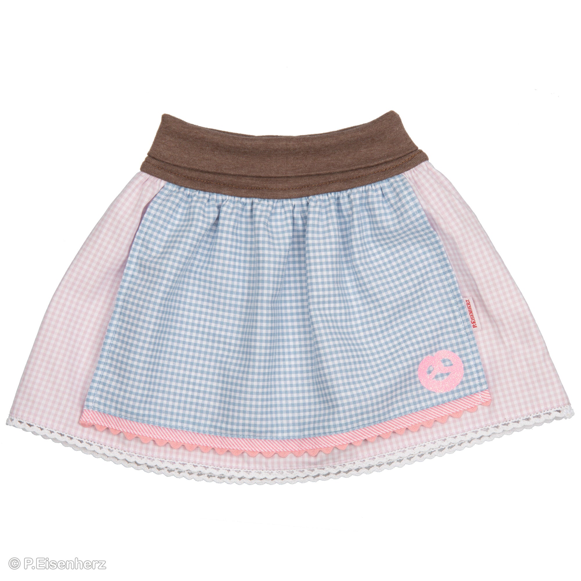 P. Eisenherz Trachtenrock für Babys und Kleinkinder in Rosa Vichy-Karo-Muster und hellblauer angenähter Schürze in Vichy-Karo-Muster, Spitzendetails und elastischem braunen Bündchen.