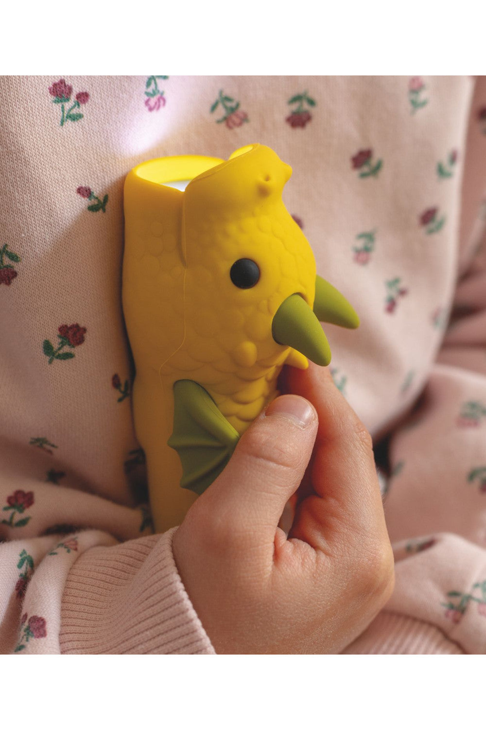 Gelbe Drachen-Taschenlampe für Kinder mit grünen Hörner und Flügeln von Rabbit & Friends aus weichem Silikon