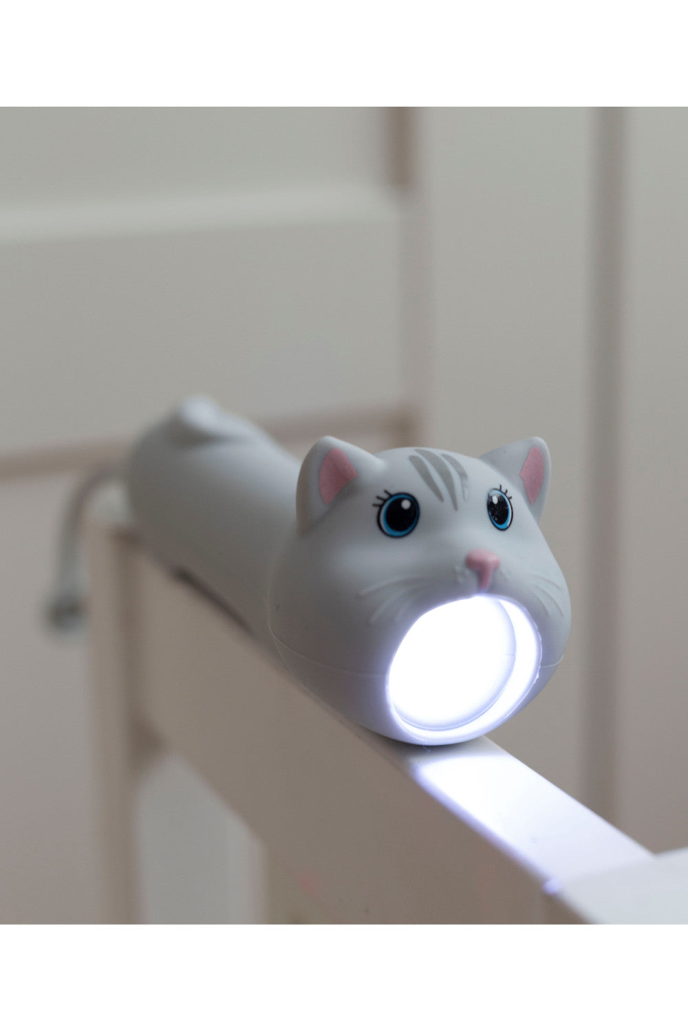 Weiße Katzen-Taschenlampe "Cat Mimi" von Rabbit & Friends aus weichem Silikon