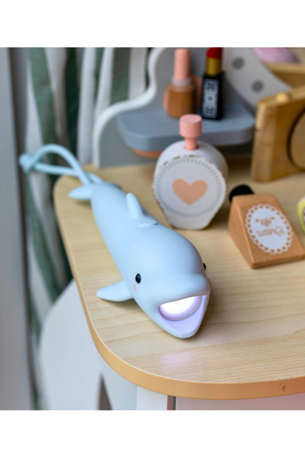 Blaue Delfin-Taschenlampe "Dolphin Bubbly" von Rabbit & Friends aus weichem Silikon