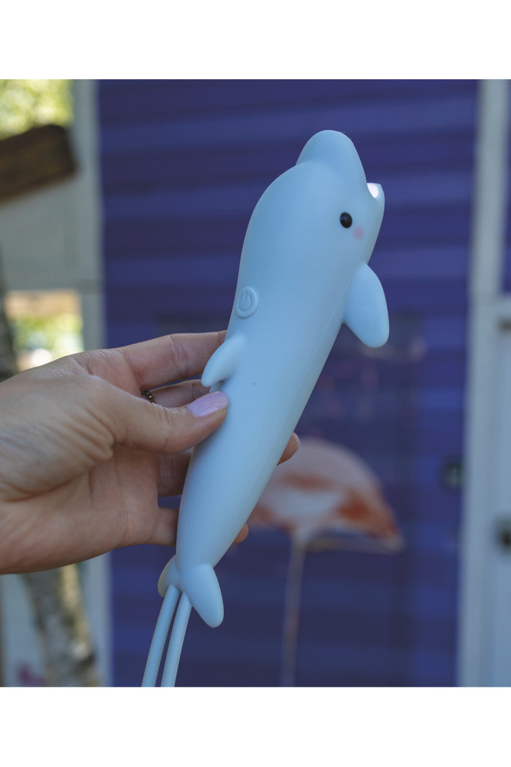 Blaue Delfin-Taschenlampe "Dolphin Bubbly" von Rabbit & Friends aus weichem Silikon