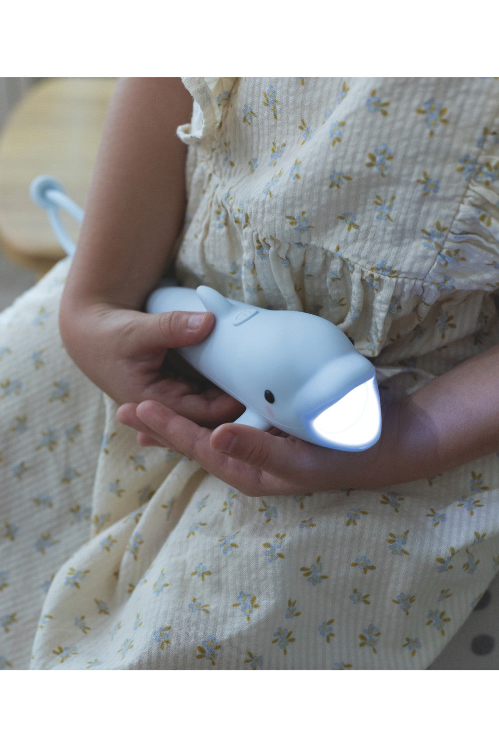 Blaue Delfin-Taschenlampe "Dolphin Bubbly" von Rabbit & Friends aus weichem Silikon