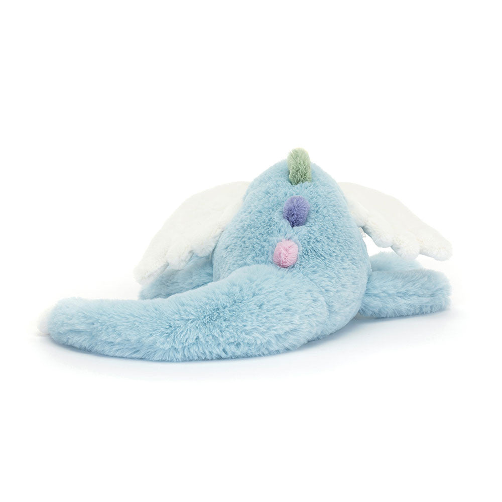 Sky Dragon von Jellycat - liegender himmelblauer Kuscheltier-Drache mit bunten Drachenspitzen, weißen Fllügeln und Ohren