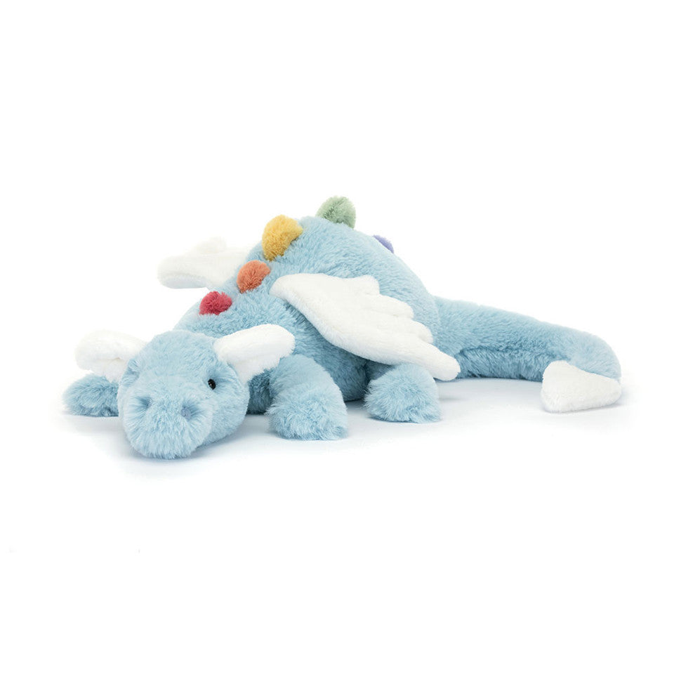 Sky Dragon von Jellycat - liegender himmelblauer Kuscheltier-Drache mit bunten Drachenspitzen, weißen Fllügeln und Ohren