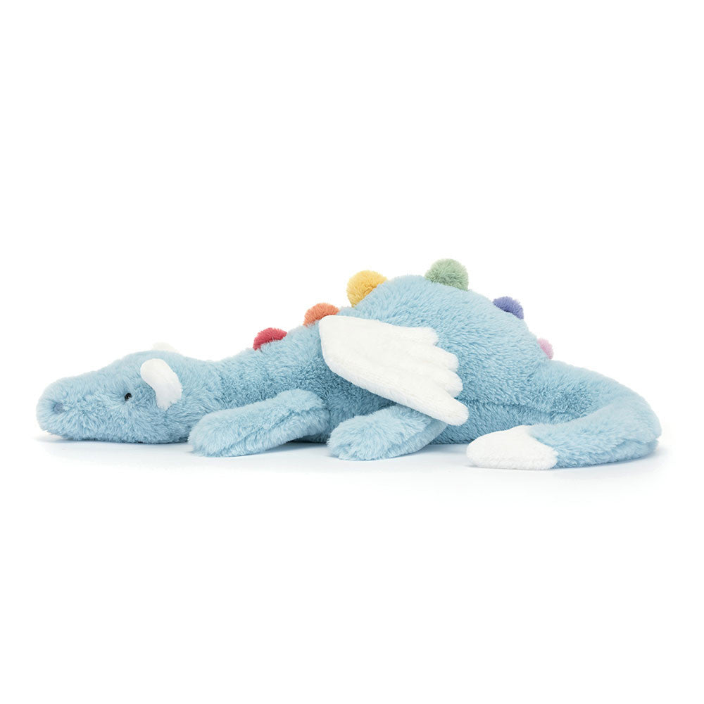 Sky Dragon von Jellycat - liegender himmelblauer Kuscheltier-Drache mit bunten Drachenspitzen, weißen Fllügeln und Ohren