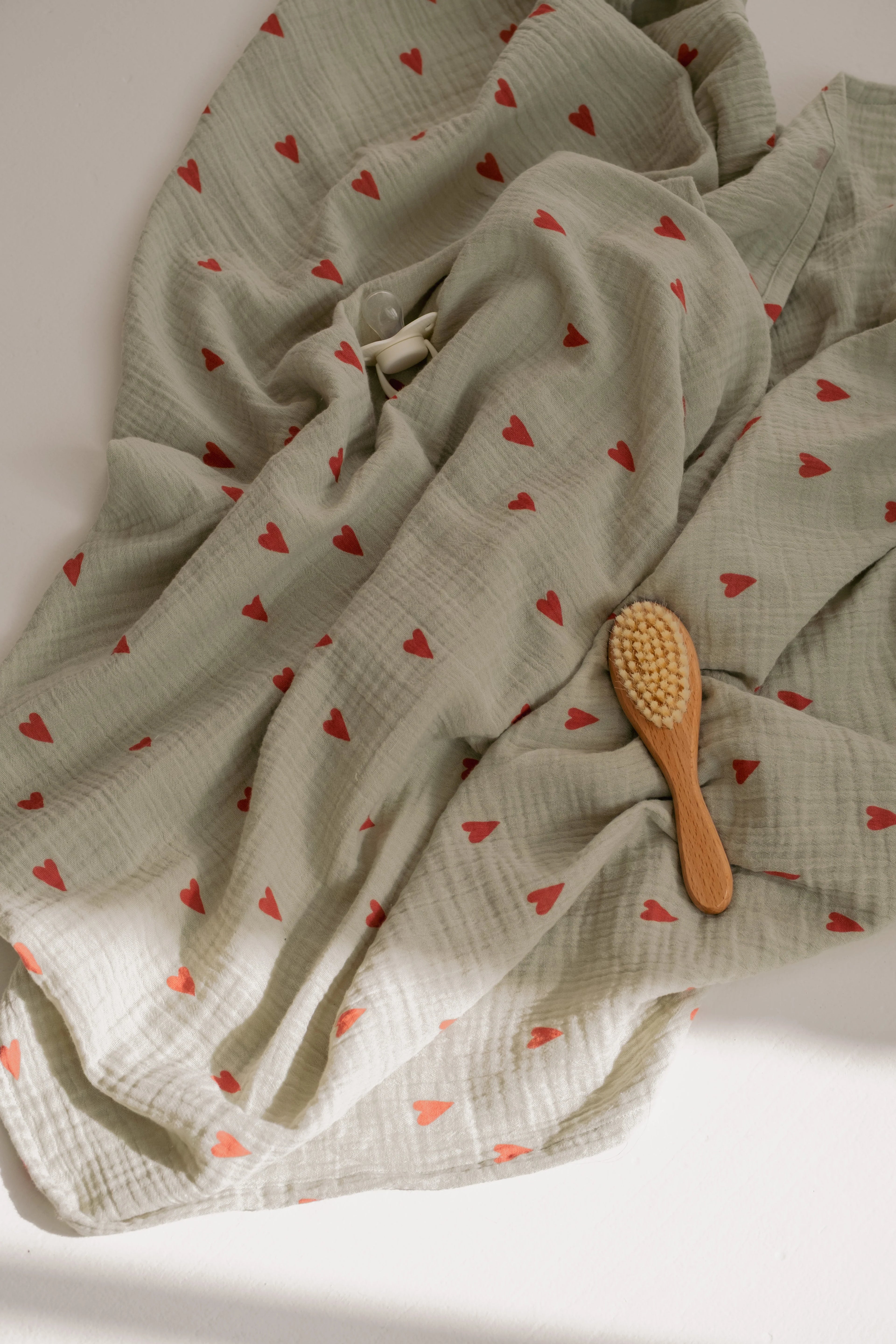 Swaddles von Studio Noos. Schönes bedrucktes super weiches Stilltuch, Pucktuch oder Wickelunterlage aus Biobaumwolle.