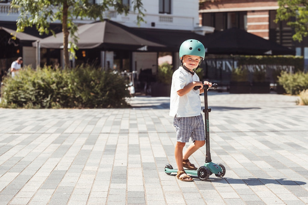 Scoot and Ride Highwaykick 3 LED Forest – sicherer 3-Rad Kinder-Scooter mit LED-Rädern und verstellbarer Lenkstange ab 3 Jahren
