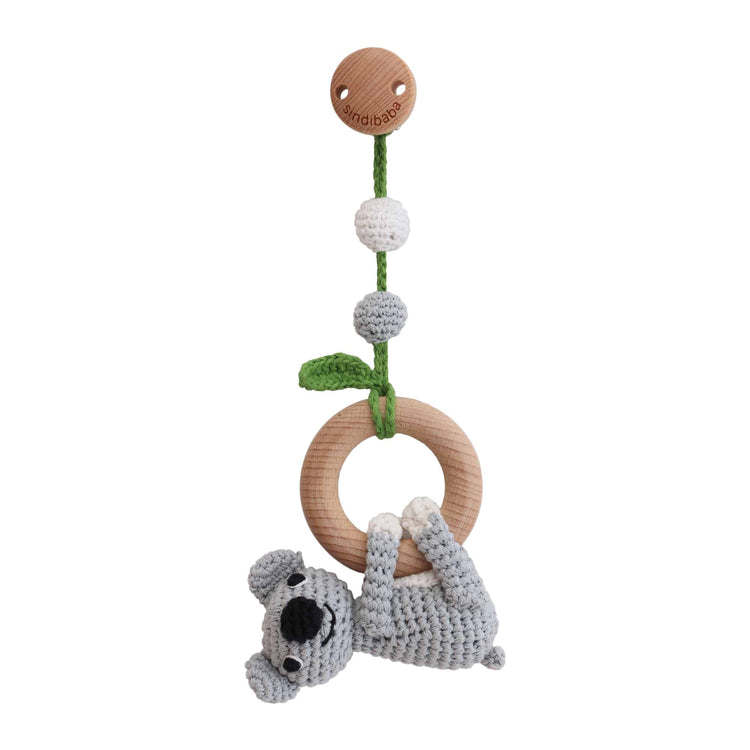 Koala Coco von Sindibaba ist Kinderwagenanhänger, Spielbogenanhänger und Babyrassel in einem.