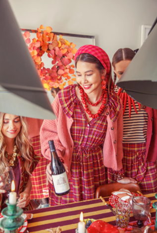 Der Sisters Department Strickcardigan, Old Pink, ist mit feinen metallisch‑glänzenden Fäden durchzogen. Das verleiht der Strickjacke einen edlen Glitzer‑Effekt.