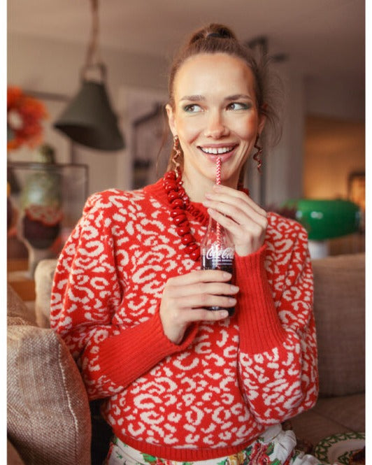 Der Sisters Department Strickpullover, Animalprint, Rot-Ecru setzt ein modisches Statement