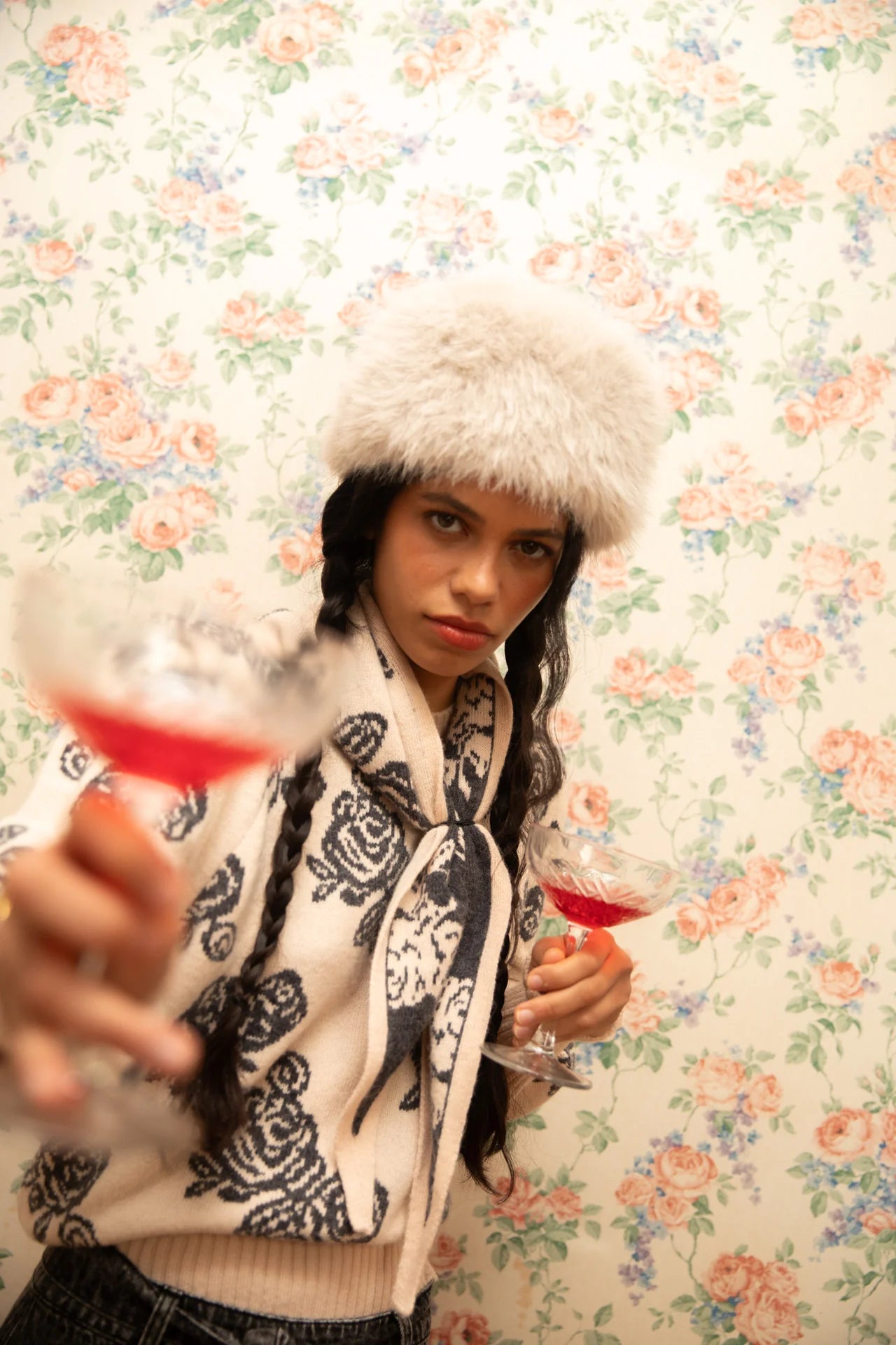 Frau trägt Strick-Bandana Flower Print Ecru von Sisters Department als Halstuch