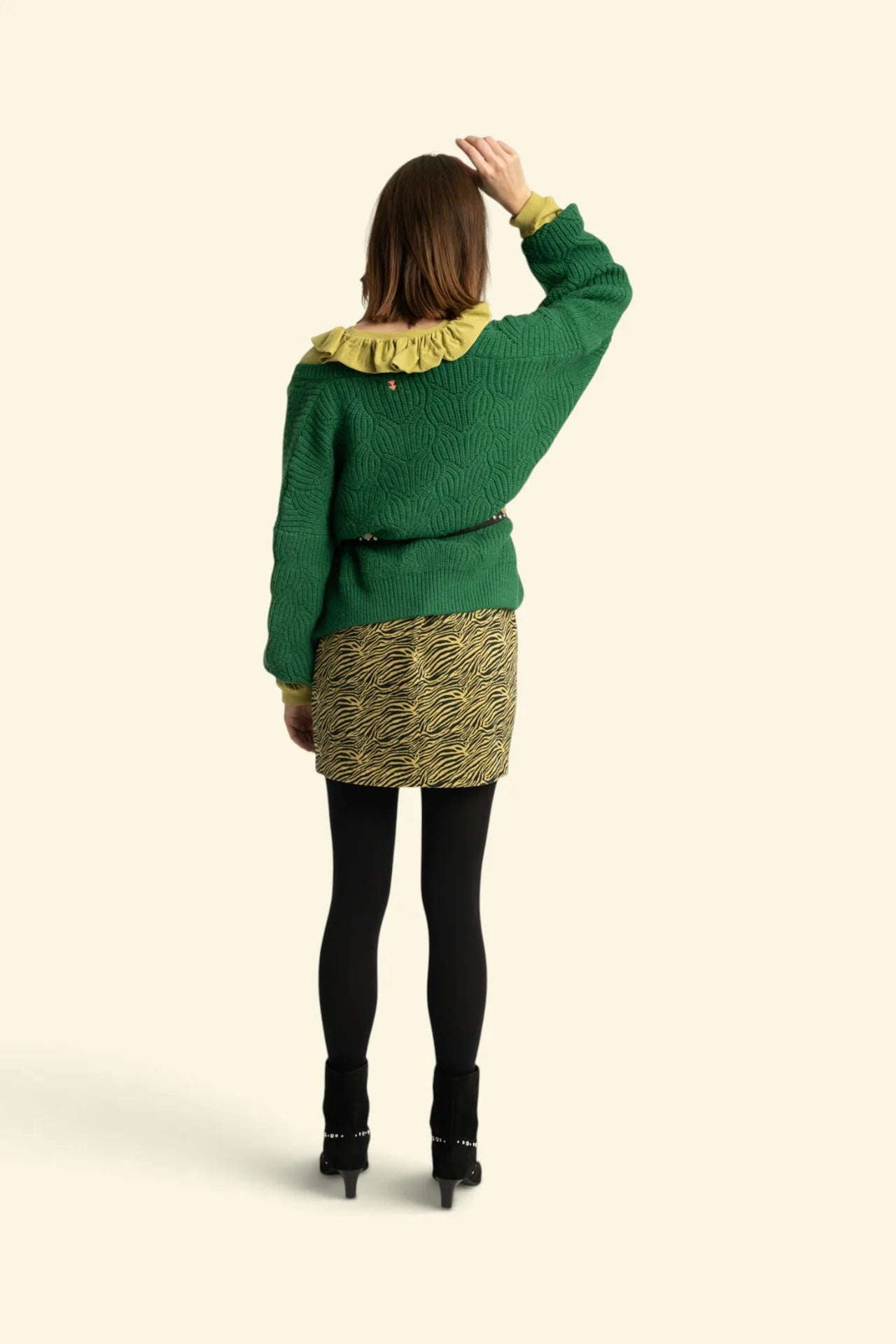 Frau trägt Strickcardigan Soft Knit Grün von Sisters Department mit Ansicht von hinten