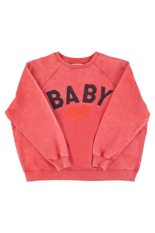 Sisters Department Sweatshirt "Baby" in einem ausgewaschenen Rot und aus 100% Bio-Baumwolle