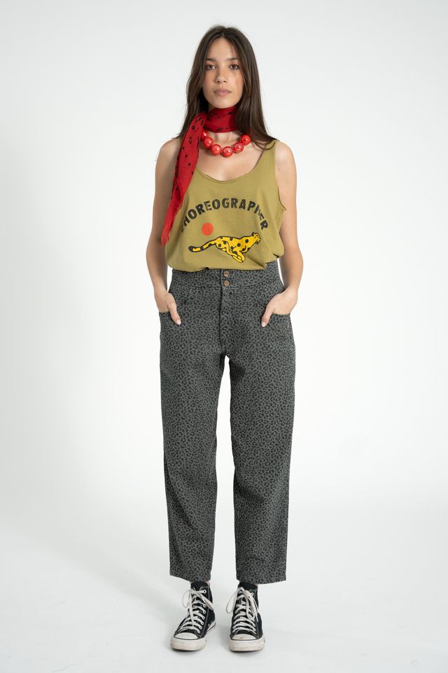 Sisters Department Top mit Print "Leopard & Choreographer", Olivgrün aus der Sommerkollektion 2026