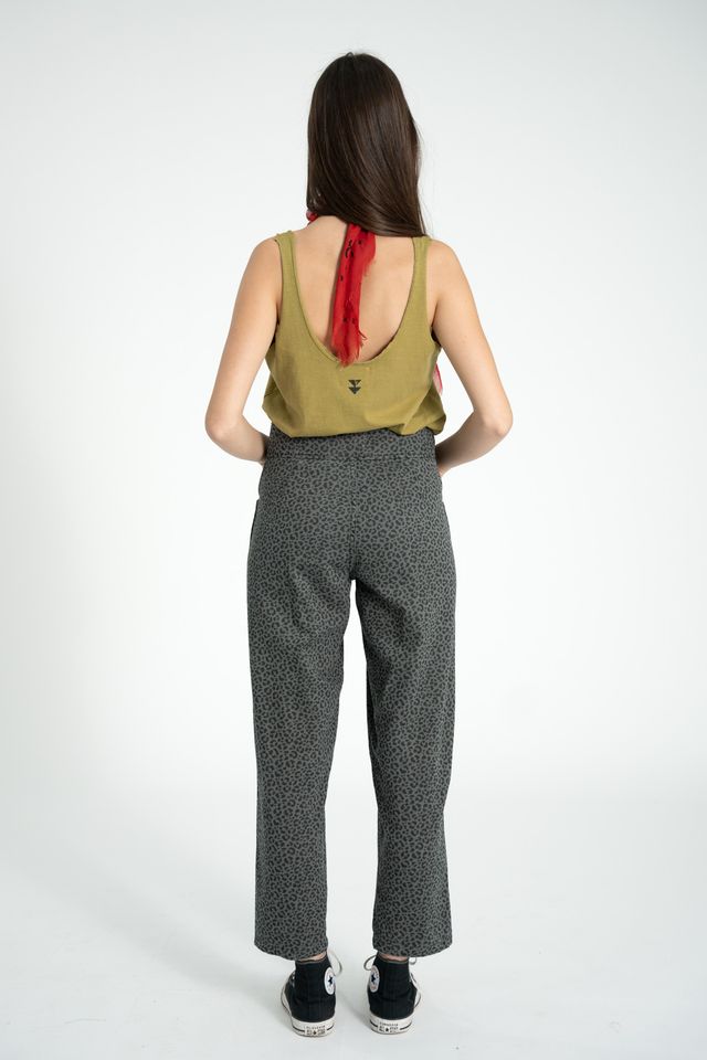 Sisters Department Top mit Print "Leopard & Choreographer", Olivgrün aus der Sommerkollektion 2026