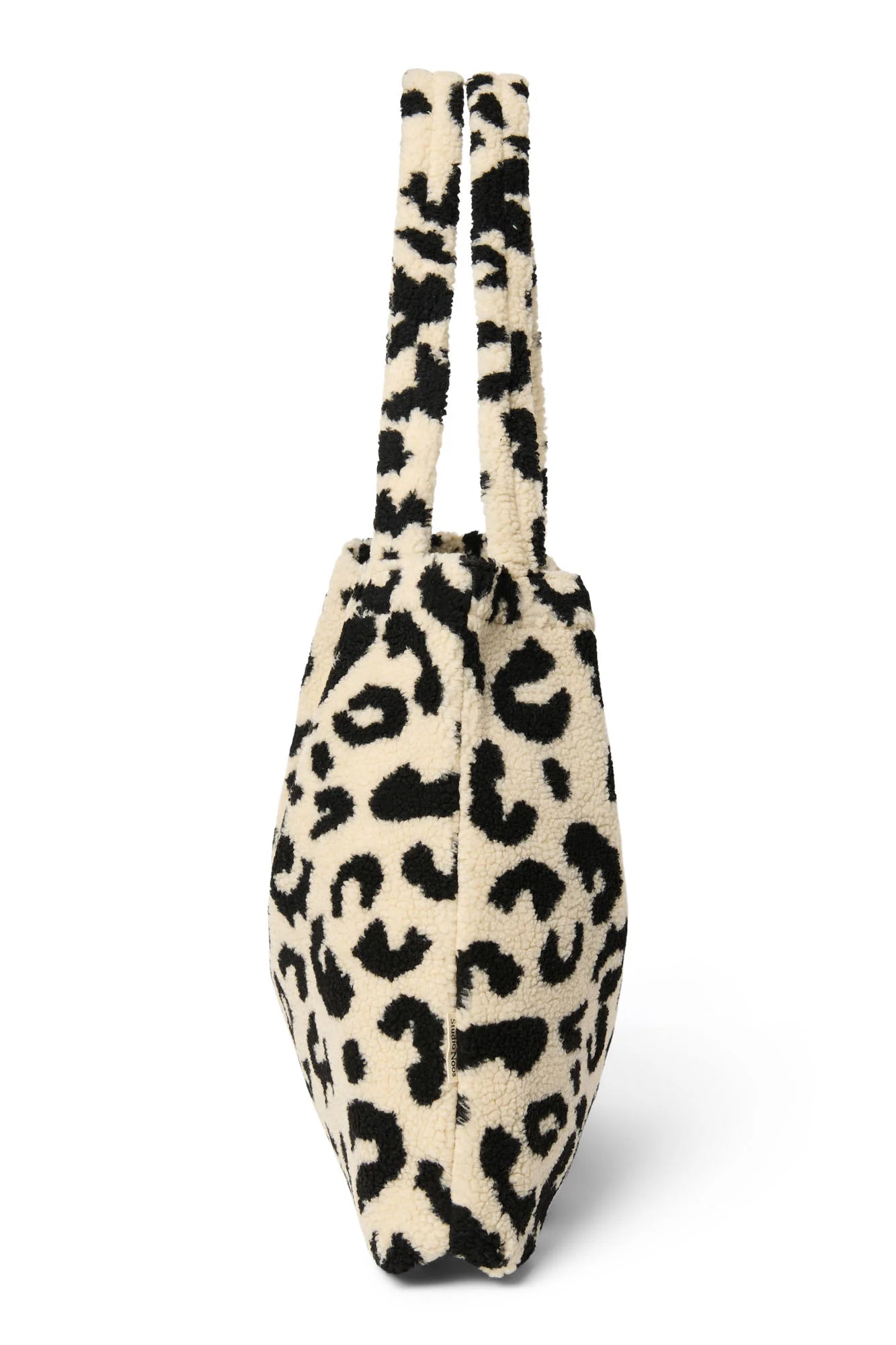 Studio Noos "Holy Cow Teddy Mom Bag". Henkeltasche aus Teddyplüsch mit Kuhfleckenmuster