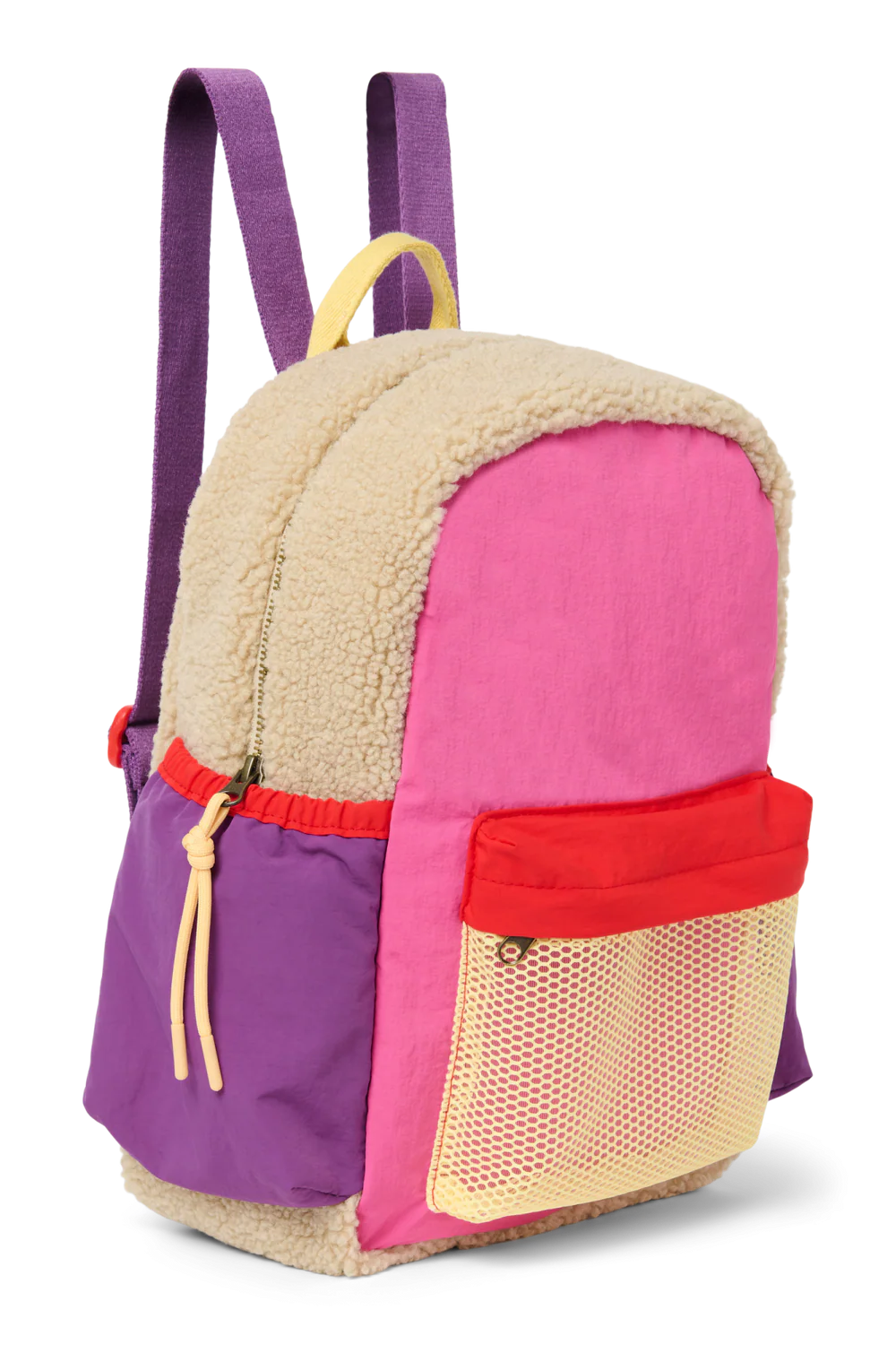 Seitenansicht: Studio Noos Patchwork Midi-Rucksack l Bright Pink in bunten Farben mit beigem Teddy-Stoff an den Seiten und an der Rückseite, pinken Patchwork-Details und lila-rot-beigen Akzenten