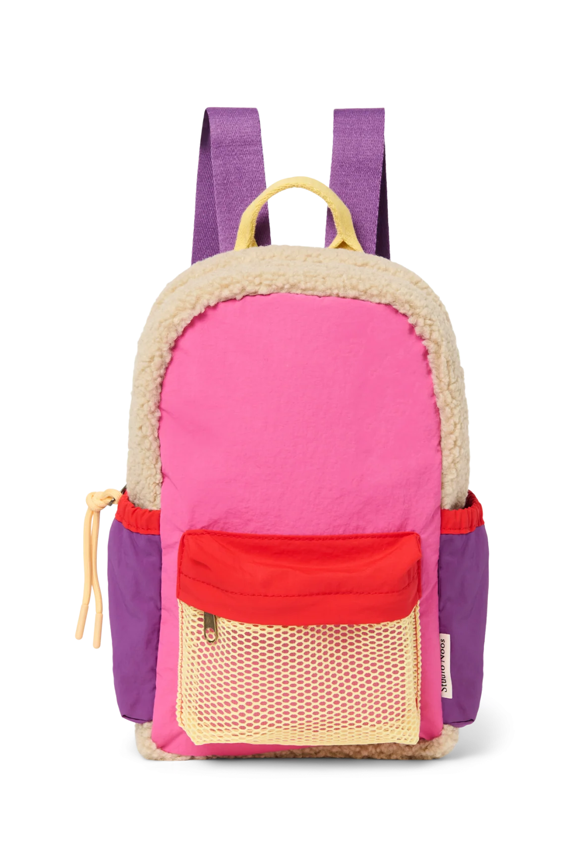 Vorderansicht: Studio Noos Patchwork Mini-Rucksack l Bright Pink mit Reissverschluss-Mesh-Tasche vorne und seitlichen Taschen. In bunten Farben mit beigem Teddy-Stoff, Patchwork-Details mit pink-rot-lila-beigen Akzenten. Lila Träger verstellbar und an der Rückseite ausschließlich beiger Teddystoff.
